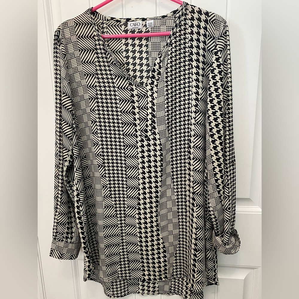 Cato split V-neck high low roll sleeve top. Size 14/16W. Black and white pattern
